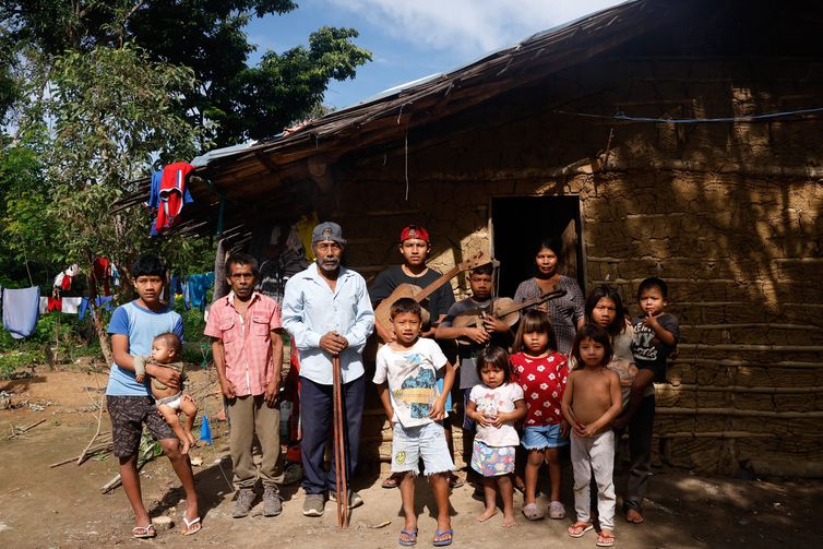 Tânia Rêgo/Agência Brasil Maricá (RJ), 30/06/2026 - Eugênio Ocampo, líder da aldeia Guyra Ambar (Morada dos Pássaros), familiares e outros membros da comunidade indígena formada por famílias do povo Mbya Guarani, localizada ao lado da Foto: Tânia Rêgo/Agência Brasil