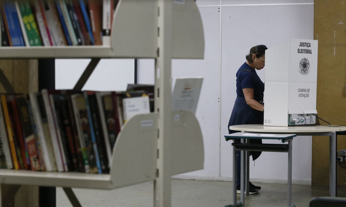 Paulo Pinto/Agência Brasil São Paulo (SP), 27/10/2024 - Eleitores comparecem para votação no segundo turno das eleições para prefeito no Escola Estadual Caetano de Campos. Foto: Paulo Pinto/Agência Brasil