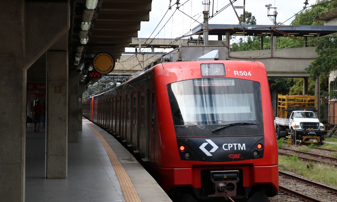 Rovena Rosa/Agência Brasil Linha 8 da Companhia Paulista de Trens Metropolitanos - CPTM, operada pela ViaMobilidade, na estação Domingos de Moraes.