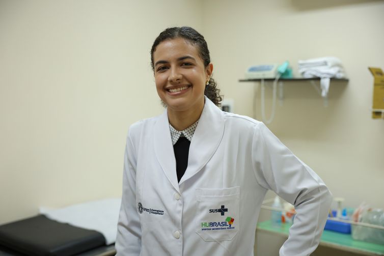Tomaz Silva/Agência Brasil Rio de Janeiro (RJ), 26/05/2026 – A médica obstetra do ambulatório e maternidade da Maternidade Escola UFRJ, Gabriela Paiva posa para foto na instituição, na zona sul do Rio de Janeiro. Foto: Tomaz Silva/Agência Brasil
