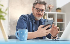 whatsapp,-ia-e-seguranca:-a-estrategia-do-banco-mercantil-para-o-publico-50+