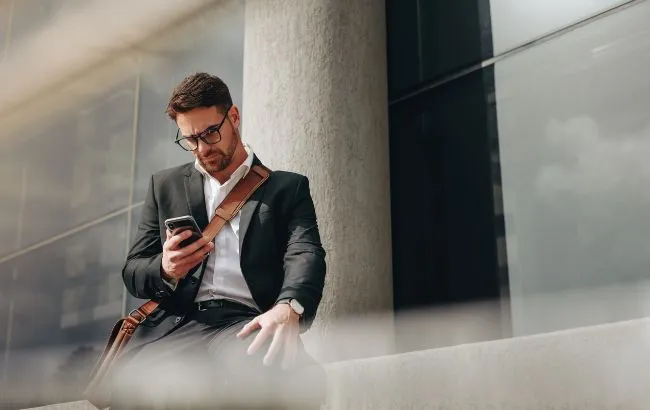 linkedin-cria-botao-para-denunciar-texto-de-ia-e-expoe-o-paradoxo-das-redes