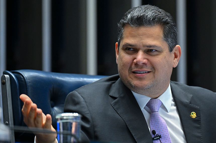 davi-comemora-identificacao-de-petroleo-na-margem-equatorial