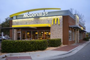 loja-do-mcdonald’s-se-transforma-em-salao-de-festas-para-casamento-entre-funcionarios;-video