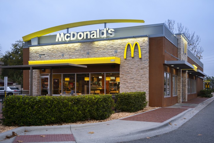 loja-do-mcdonald’s-se-transforma-em-salao-de-festas-para-casamento-entre-funcionarios;-video