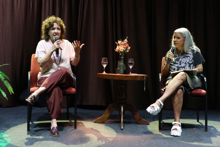 Rovena Rosa/Agência Brasil Salvador (BA), 08/08/2026 - A escritora Carla Madeira participa do bate papo Elas por elas: Astrid Fontenelle entrevista Carla Madeira, durante a 10ª Festa Literária Internacional do Pelourinho - Flipelô, no Largo do Pelourinho, centro histórico da capital baiana. Foto: Rovena Rosa/Agência Brasil
