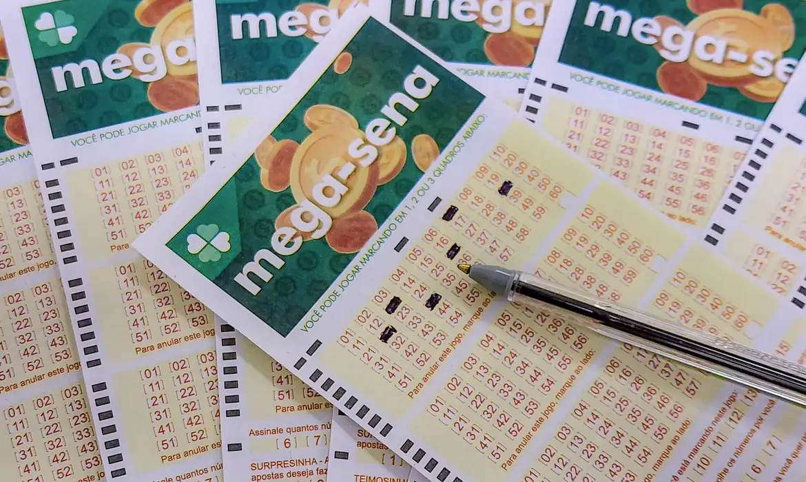 Rafa Neddermeyer/Agência Brasil 22/06/2023 - Brasília - Mega-Sena, concurso da Mega-Sena, jogos da Mega-Sena, loteria da Mega-Sena. - Volantes da Mega Sena sendo preenchidos para apostas em casas lotéricas da Caixa. Foto: Rafa Neddermeyer/Agência Brasil
