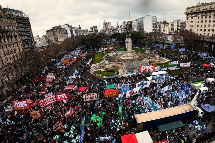 Buenos Aires, Argentina ? In the photos, social, labor, political, and student groups, along with independent citizens, mobilized in Buenos Aires on August 6, 2026, against a controversial bill containing several initiatives regarding private property. The demonstration was called to express widespread public rejection of the chapter on the sale of land to foreigners within the proposed law on the 