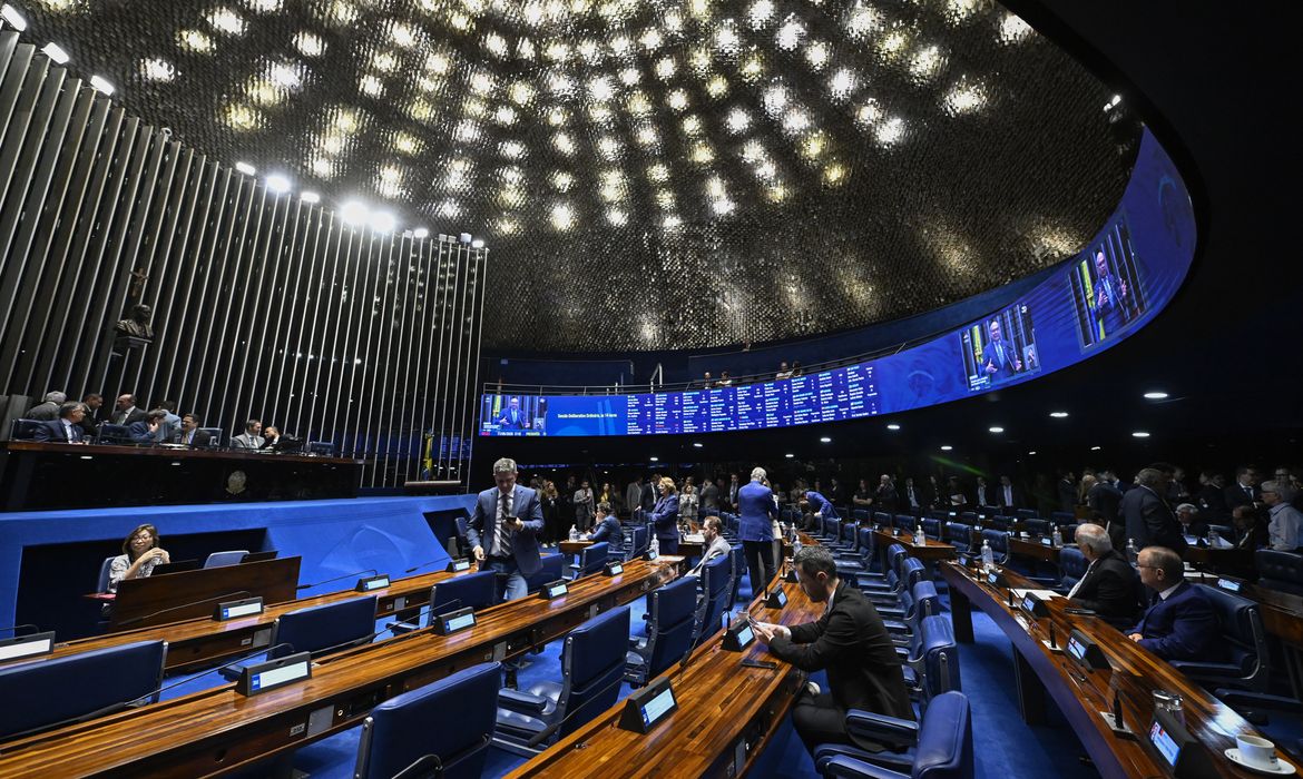 Plenário do Senado Federal durante sessão deliberativa ordinária. Ordem do dia.      Na pauta, estão o PL 699/2023, que cria o Programa de Desenvolvimento da Indústria de Fertilizantes (Profert) e incentivos à produção nacional; o PL 429/2024, sobre custas judiciais na Justiça Federal; os PLs 1.872/2025 e 1.881/2025, que criam fundos para o MPU e a DPU; e o PL 3.289/2026, sobre leilões públicos para formação de estoques.     Telão exibe, discurso, à tribuna, senador Sargento Reginauro (PSDB-CE).    Mesa:   4º secretário da Mesa do Senado Federal,   senador Laércio Oliveira (PP-SE);  senador Cid Gomes (PSB-CE);  presidente do Senado Federal, senador Davi Alcolumbre (União-AP);   secretário-geral da Mesa do Senado Federal, Danilo Augusto Barboza de Aguiar.     Foto: Carlos Moura/Agência Senado