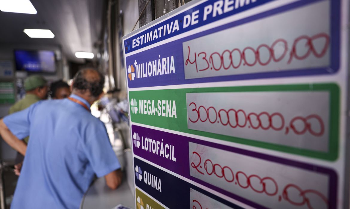 Brasília (DF), 23/05/2026 - O concurso 3.010 da Mega-Sena especial de 30 anos deve pagar neste domingo (24) um prêmio estimado de R$ 300 milhões para quem acertar as seis dezenas. Foto: Marcelo Camargo/Agência Brasil