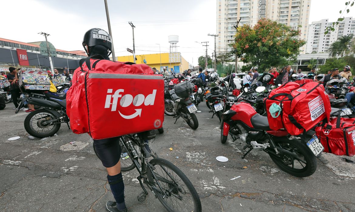 Paulo Pinto/Agência Brasil São Paulo (SP), 31/03/2025 - Entregadores de aplicativos de delivery em greve fazem manifestação na frente a sede do iFood em Osasco. Foto: Paulo Pinto/Agência Brasil