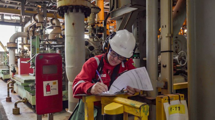 Rafa Neddermeyer/Agência Brasil 28/05/2026 - Pré-sal da Bacia de Santos -Esta é a P-67, uma unidade gigante do tipo FPSO (sistema flutuante de produção, armazenamento e transferência) que opera no pré-sal da Bacia de Santos. Com impressionantes 353 mil toneladas, 288 metros de comprimento, 54 metros de largura e 31 metros de altura, essa estrutura colossal tem capacidade para processar diariamente até 150 mil barris de petróleo e comprimir até 6 milhões de m³ de gás natural. Mostrar o cotidiano, a segurança e a dedicação dos profissionais que trabalham embarcados nessa superestrutura é uma forma de valorizar quem constrói a nossa história todos os dias. Como parte ativa do Programa Pró-Equidade de Gênero e Raça, a Petrobras reafirma o compromisso de construir um ambiente de trabalho mais inclusivo e representativo, quebrando barreiras históricas no setor offshore e impulsionando a equidade tanto em terra quanto mar afora. Foto: Rafa Neddermeyer/Agência Brasil