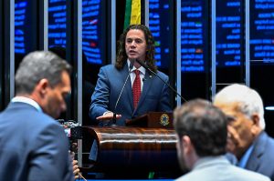 veneziano-comemora-aprovacao-na-ccj-da-pec-que-acaba-com-a-escala-6×1
