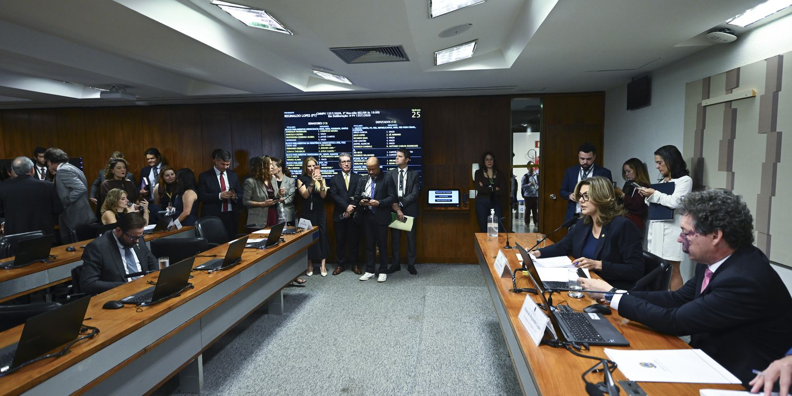 comissao-aprova-mp-da-taxa-das-blusinhas:-texto-segue-a-plenarios