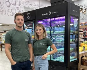 hortalica-na-cidade:-casal-cria-fazenda-vertical-de-microverdes-em-florianopolis-e-fatura-r$-50-mil-ao-mes