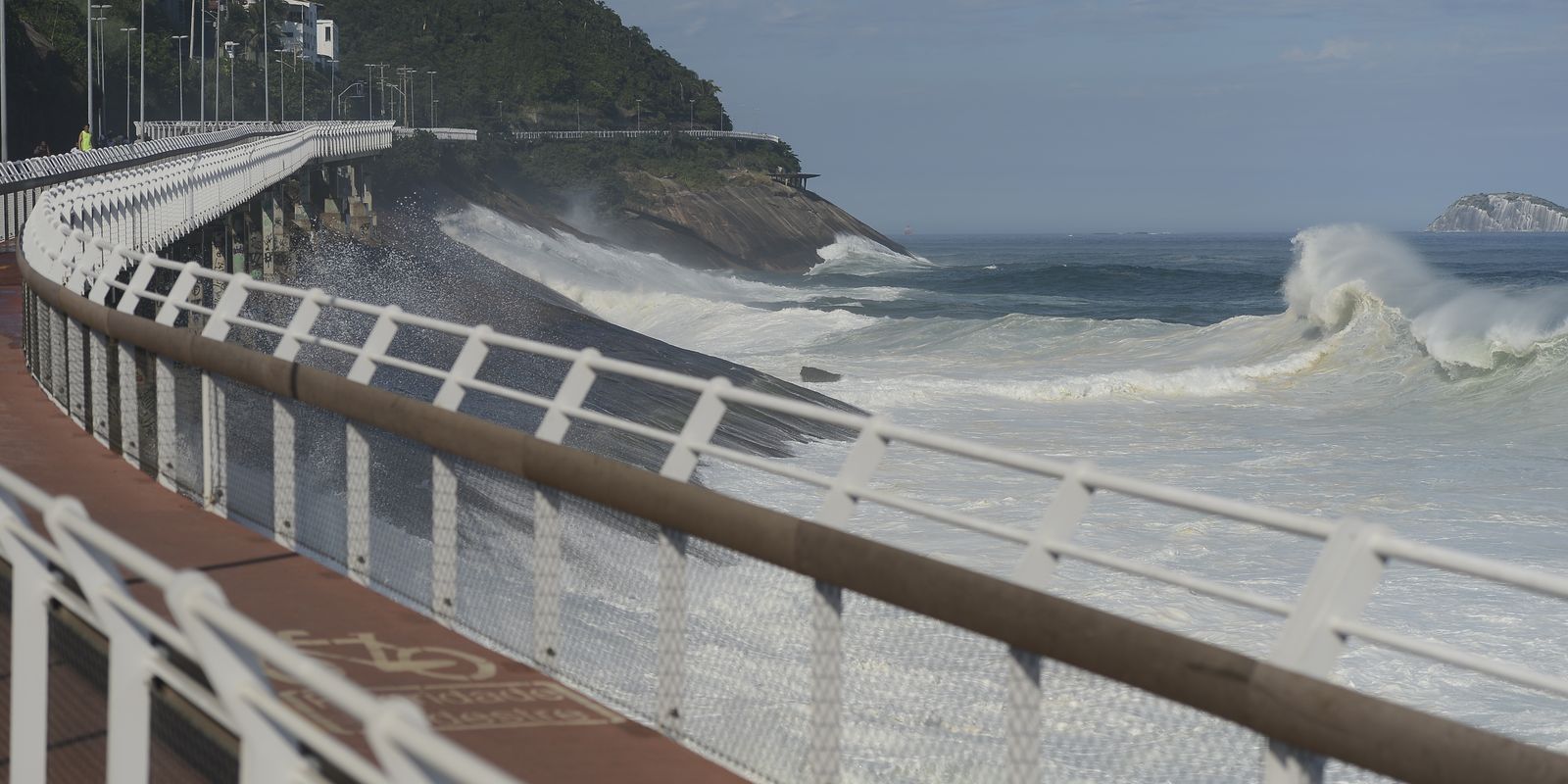 rio-de-janeiro-tem-aviso-de-ressaca;-ciclovia-tim-maia-e-fechada