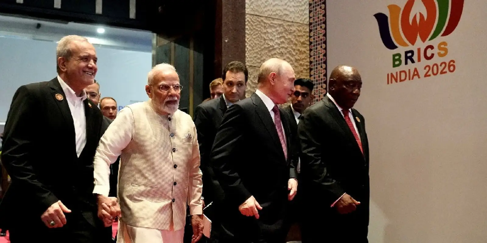 com-ira-e-emirados-arabes-no-bloco,-brics-pede-calma-no-oriente-medio