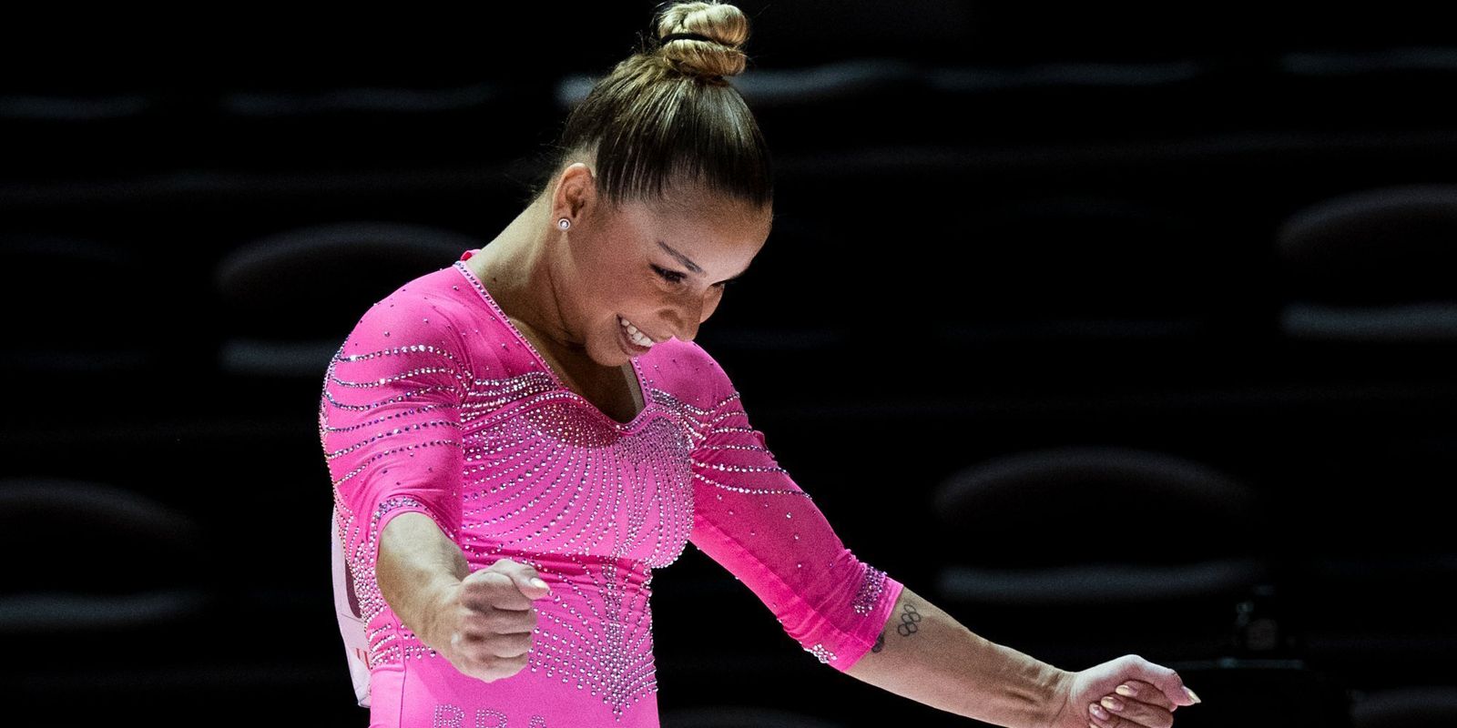 flavia-saraiva-e-ouro-nas-assimetricas-da-copa-do-mundo de-ginastica