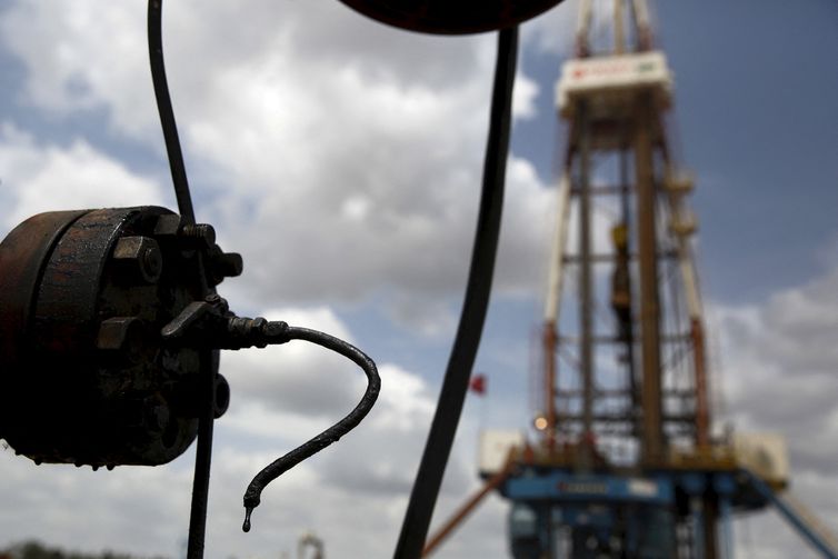 Petróleo na Venezuela  FILE PHOTO: Crude oil drips from a valve at an oil well operated by Venezuela's state oil company PDVSA, in the oil rich Orinoco belt, near Morichal at the state of Monagas April 16, 2015. Picture taken on April 16, 2015. REUTERS/Carlos Garcia Rawlins/File Photo