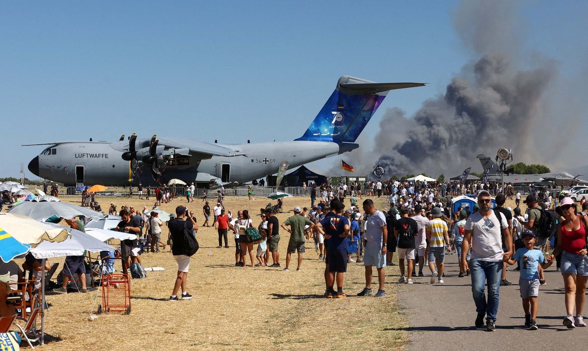 People watch as smoke rises following the crash of a Greek F-4 Phantom fighter jet during the Athens Flying Week air show in Tanagra, Greece, September 5, 2026. Nikos Mitrousias/Intime via REUTERS ATTENTION EDITORS - THIS PICTURE WAS PROVIDED BY A THIRD PARTY. NO RESALES. NO ARCHIVES. GREECE OUT. NO COMMERCIAL OR EDITORIAL SALES IN GREECE     TPX IMAGES OF THE DAY