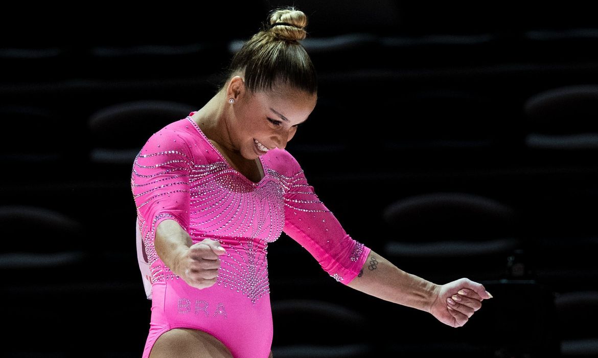 Flávia Saraiva conquistou neste sábado (19) a medalha de ouro nas paralelas assimétricas na etapa de Szombathely da Copa do Mundo de Ginástica Artística, na Hungria. A brasileira obteve 13.366 pontos na final e garantiu o lugar mais alto do pódio.. Foto: CBG/Divulgação