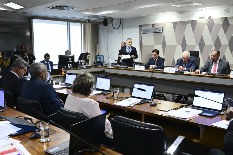 CCJ - Comissão de Constituição, Justiça e Cidadania  Comissão de Constituição, Justiça e Cidadania (CCJ) realiza reunião para analisar a PEC do fim da escala 6x1. A Proposta de Emenda à Constituição 221/2019 prevê dois dias de repouso semanal remunerado e reduz a carga horária máxima de trabalho semanal de 44 para 40 horas, sem redução de salário. Ainda na pauta, a votação da PEC 18/2025, a chamada “PEC da Segurança Pública”, que prevê integração dos órgãos de segurança pública e mais recursos para o setor.         Mesa:    relator da PEC 221/2019 na Câmara dos Deputados, deputado Leo Prates (Republicanos-BA);    presidente da CCJ, senador Otto Alencar (PSD-BA);    relator da PEC 221/2019, senador Omar Aziz (PSD-AM);    vice-presidente da CCJ, senador Vanderlan Cardoso (PSD-GO).         Bancada:    senadora Teresa Leitão (PT-PE);    senador Paulo Paim (PT-RS);    senador Rogério Carvalho (PT-SE);    senador Weverton (PDT-MA).         Foto: Geraldo Magela/Agência Senado