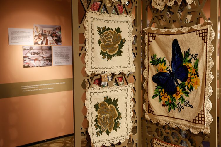 Fernando Frazão/Agência Brasil Rio de Janeiro (RJ), 17/09/2026 – A mostra Arte Têxtil de Turmalina e Veredinha – Jequitinhonha, MG, exibe bordados no Centro Nacional de Folclore e Cultura Popular, no Museu do Folclore Edison Carneiro, no Catete. Foto: Fernando Frazão/Agência Brasil