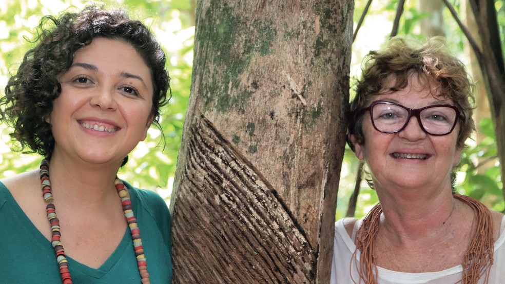 NOVA TRADIÇÃO - Tainah Fagundes (à esq.) e a mãe, Kátia, transformam a borracha em joias, biomateriais e experiências na Da Tribu — Foto: Divulgação