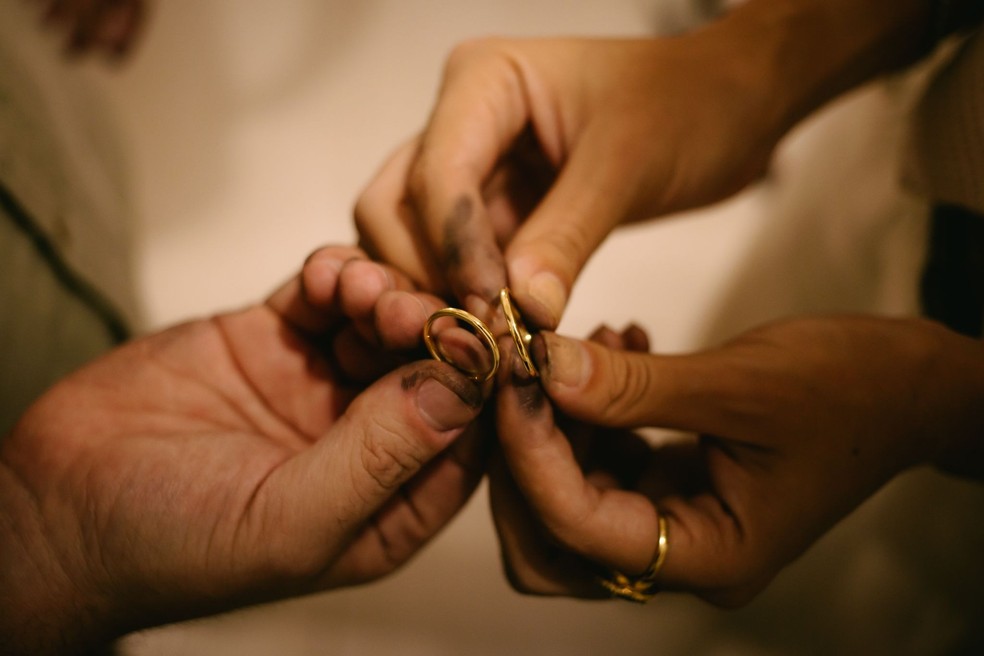 Aliança em ouro 18k no modelo meia-cana anatômica de 2mm, confeccionada por Assis e o marido no ateliê da Make a Wish — Foto: Divulgação/ Ana Pimentel
