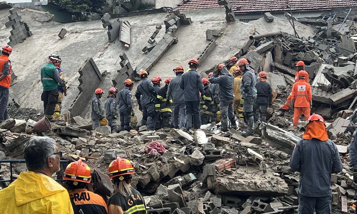São Paulo - 12/09/2026 - Um prédio em construção desabou em cima de uma casa na madrugada deste sábado (12) na Rua Tequici, bairro da Penha, na capital paulista. Foto: Paulo Pinto/Agência Brasil
