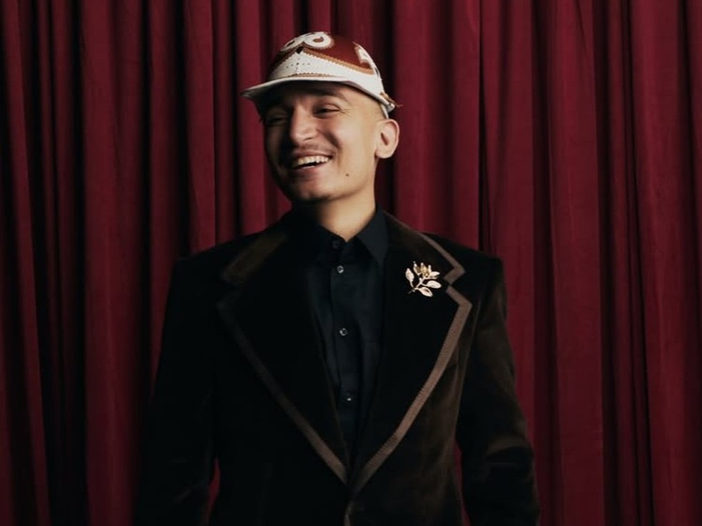 João Gomes usou um broche da Verde Joias no Grammy Latino — Foto: Divulgação