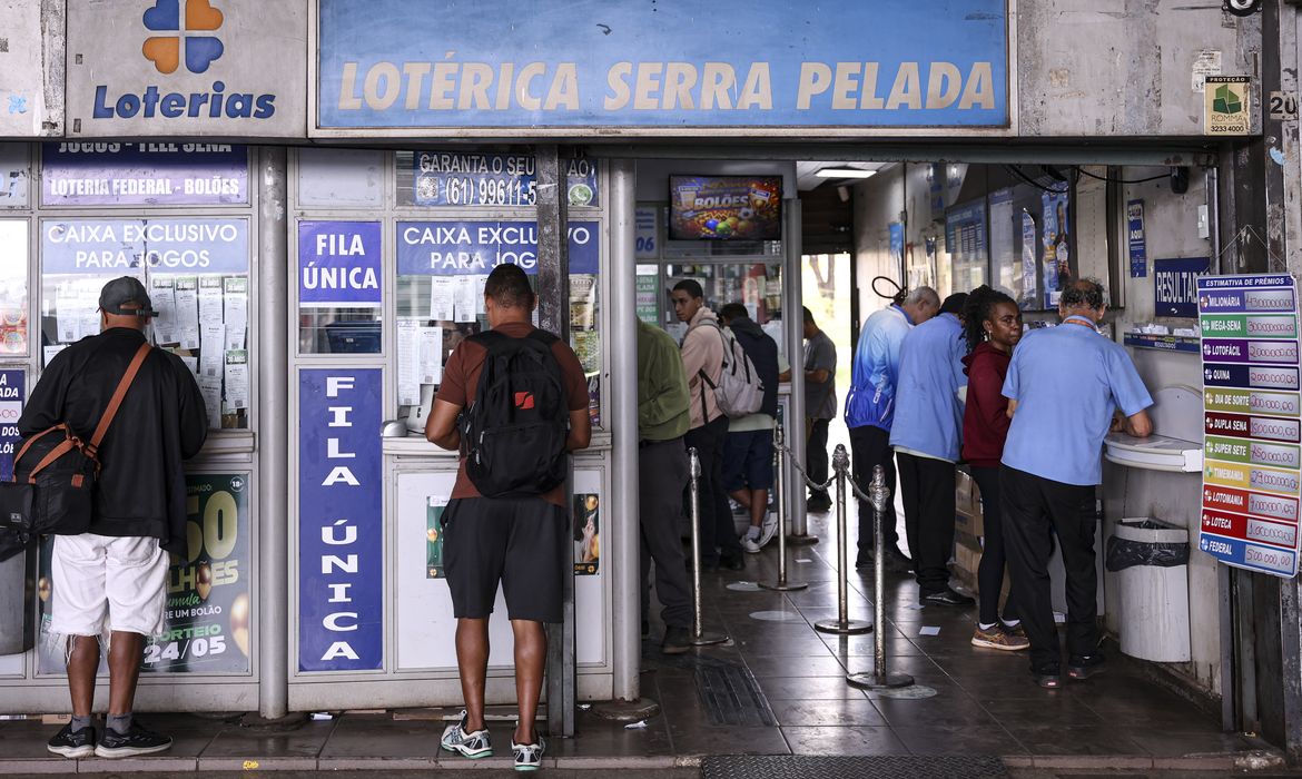 Brasília (DF), 23/05/2026 - O concurso 3.010 da Mega-Sena especial de 30 anos deve pagar neste domingo (24) um prêmio estimado de R$ 300 milhões para quem acertar as seis dezenas. Foto: Marcelo Camargo/Agência Brasil