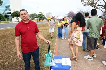 Brasília (DF), 07/09/2026 - Samuel dos Santos, vende água e coco durante o Desfile da Independência - 7 de Setembro. Foto: Lula Marques/Agência Brasil