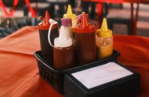 sao-paulo-adia-proibicao-de-bisnagas-de-molhos-em-bares-e-restaurantes-do-estado