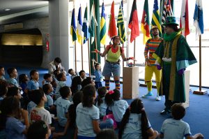 no-mes-da-crianca,-congresso-tem-visita-guiada-com-teatro-para-publico-infantil