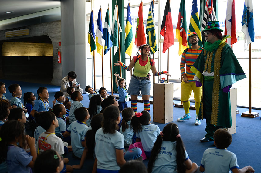 no-mes-da-crianca,-congresso-tem-visita-guiada-com-teatro-para-publico-infantil