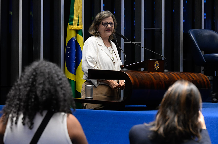 teresa-leitao-homenageia-professores-e-defende-recursos-para-educacao