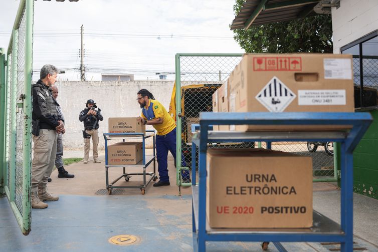 Brasília (DF), 02/10/2026 - O Tribunal Regional Eleitoral do Distrito Federal (TRE-DF) iniciou a distribuição das 7.000 mil urnas eletrônicas que serão utilizadas neste domingo (4/10), durante o 1º turno das Eleições 2026.  Na foto urnas chegando na escola classe 02 na cidade da Estrutural.  Foto: Joédson Alves/Agência Brasil