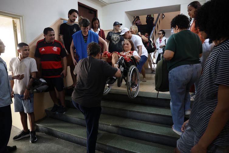 Rio de Janeiro (RJ), 04/10/2026 - A psicóloga Maria Lidia Gomes de Mattos vota na zona eleitoral do Colégio Estadual Amaro Cavalcante, no Largo do Machado. - Foto: Rovena Rosa/Agência Brasil