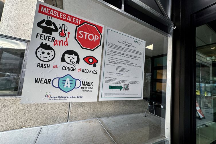 Placa de alerta sobre o sarampo afixada na entrada do Cohen Children's Medical Center, em New Hyde Park, Nova York, EUA  14 de março de 2025  REUTERS/Shannon Stapleton