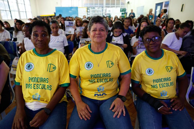 Fernando Frazão/Agência Brasil Rio de Janeiro (RJ), 21/10/2026 – Ex-jogadoras da seleção brasileira feminina de futebol Marisa, Fia e Pelé participam de atividades com alunas da rede pública de ensino na Escola Municipal Juan Antônio Samaranch, com o projeto Pioneiras nas Escolas. Foto: Fernando Frazão/Agência Brasil