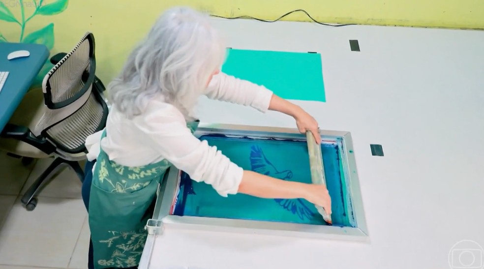 Os designs são passados para o tecido manualmente por meio da técnica de serigrafia — Foto: Pequenas Empresas & Grandes Negócios/Globoplay