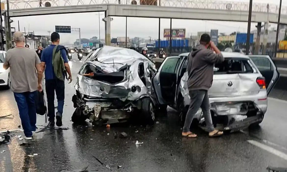 Rio de Janeiro (RJ), 30/10/2026  - Motorista infarta, e engavetamento de 20 veículos deixa feridos no Rio.  Foto: PRF-RJ