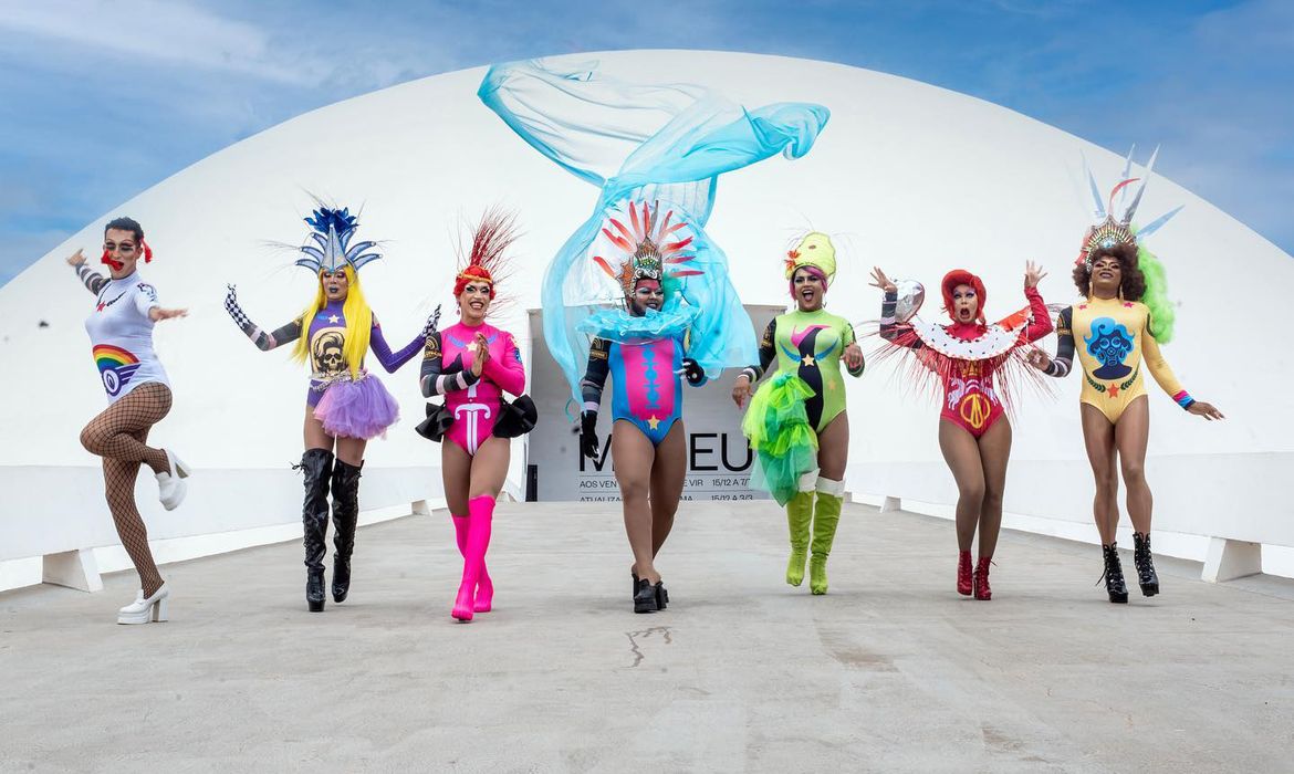 blocodasmontadas/ Instagram ensaio “Priscilla, rainha do cerrado” de homenagem ao filme “Priscilla, rainha do deserto”. Drag Queen . Foto: blocodasmontadas/ Instagram