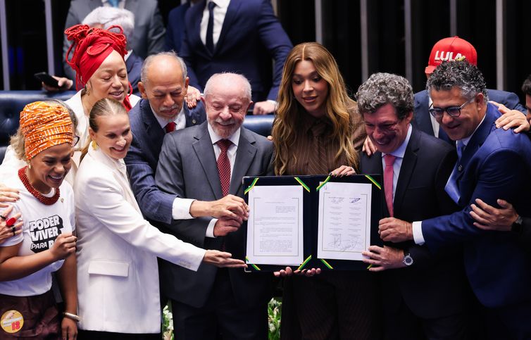 Lula Marques/Agência Brasil. Brasília – DF – 16/10/2026 -O presidente do Senado, Davi Alcolumbre, Presidente da Câmara dos Deputados, Hugo Motta e Presidente, Luiz Inácio Lula da Silva, durante promulgação da Proposta de Emenda à Constituição (PEC 221), que acaba com a escala um dia de descanso a cada seis de trabalho no país, a escala 6x1. Lula Marques/Agência Brasil.