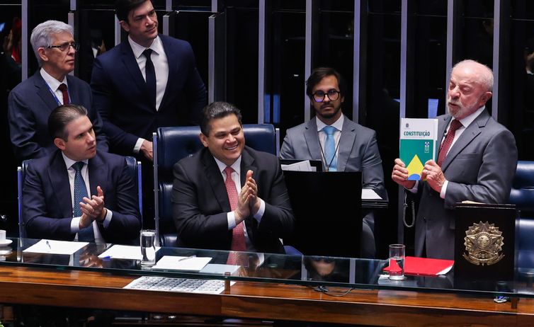 Lula Marques/Agência Brasil. Brasília – DF – 16/10/2026 -O presidente do Senado, Davi Alcolumbre, Presidente da Câmara dos Deputados, Hugo Motta e Presidente, Luiz Inácio Lula da Silva, durante promulgação da Proposta de Emenda à Constituição (PEC 221), que acaba com a escala um dia de descanso a cada seis de trabalho no país, a escala 6x1. Lula Marques/Agência Brasil.