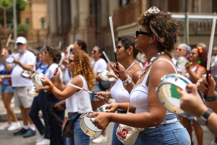 Tomaz Silva/Agência Brasil Rio de Janeiro (RJ), 20/11/2025 – Cortejo da Tia Ciata em comemoração do Dia da Consciência Negra percorre ruas do centro do Rio de Janeiro. Foto: Tomaz Silva/Agência Brasil