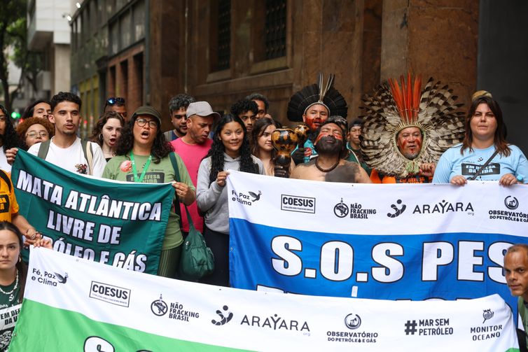 Tomaz Silva/Agência Brasil Rio de Janeiro (RJ), 07/10/2026 – Entidades da sociedade civil protestam em frente a sede da Agência Nacional do Petróleo, Gás Natural e Biocombustíveis (ANP) durante sessão pública do 4º Ciclo da Oferta Permanente de Partilha da Produção (OPP4), na sede da empresa, no centro do Rio de Janeiro. Foto: Tomaz Silva/Agência Brasil