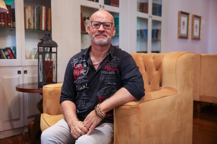 Tomaz Silva/Agência Brasil Rio de Janeiro (RJ), 14/10/2026 – O escritor luso-cabo-verdiano, Joaquim Arena, que participará do Clube de Leitura do Centro Cultural Banco do Brasil Rio de Janeiro (CCBB-RJ), fala à Agência Brasil, no centro da capital fluminense. Foto: Tomaz Silva/Agência Brasil