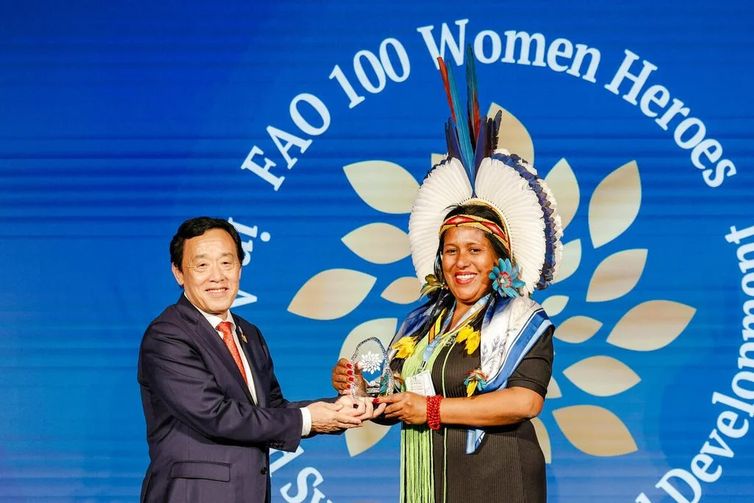 Giuseppe Carotenuto/FAO Roma, 16/10/2026 - Presidente da associação de pescadores indígenas de Coroa Vermelha, em Santa Cruz Cabrália (BA), Luena Pataxó recebe em Roma o prêmio 100 Mulheres Heroínas de Qu Dongyu, diretor-geral da Organização das Nações Unidas para a Alimentação e a Agricultura (FAO). Foto: FAO/Giuseppe Carotenuto Presidente da associação de pescadores indígenas de Coroa Vermelha, em Santa Cruz Cabrália (BA), Luena Pataxó recebe em Roma o prêmio 100 Mulheres Heroínas de Qu Dongyu, diretor-geral da Organização das Nações Unidas para a Alimentação e a Agricultura (FAO). Foto: Giuseppe Carotenuto/FAO